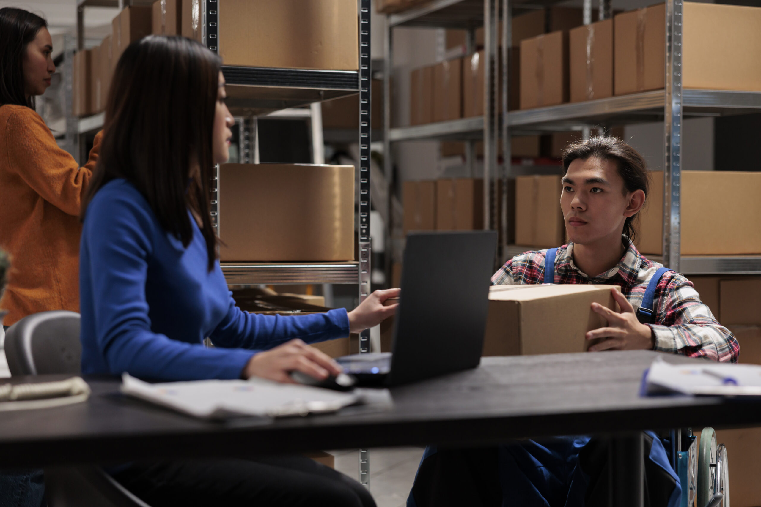 How Does Outsourcing FTL/LTL Deliveries Benefit Logistics Operations?